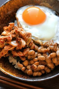 焼き納豆＆キムチの目玉焼き丼の写真