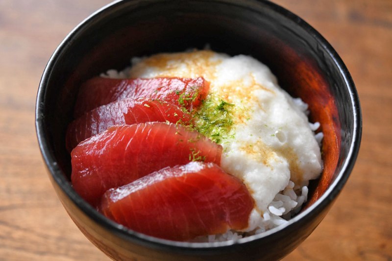 まぐろ山かけ丼の写真