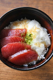 まぐろ山かけ丼の写真