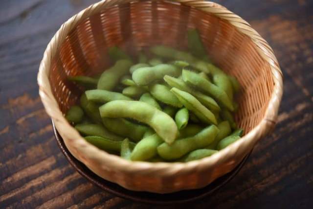 枝豆をざる上げして出来上がり