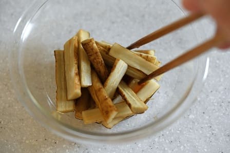 新ごぼうと調味料を混ぜる