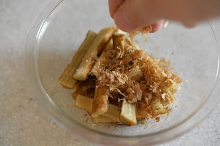 新ごぼうにかつお節を加える