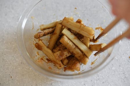 新ごぼうとかつお節を混ぜる