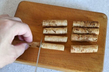 新ごぼうを切る