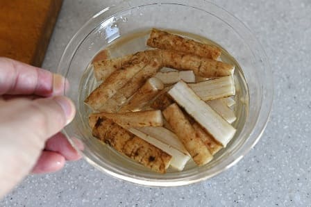 新ごぼうを水にさらす