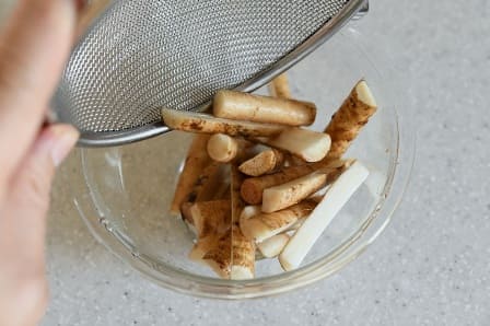 新ごぼうを耐熱ボウルに移す