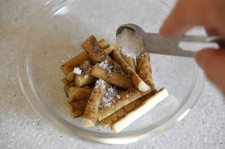 新ごぼうに砂糖を加える