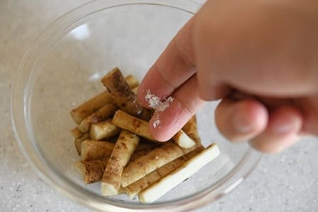 新ごぼうに塩を加える