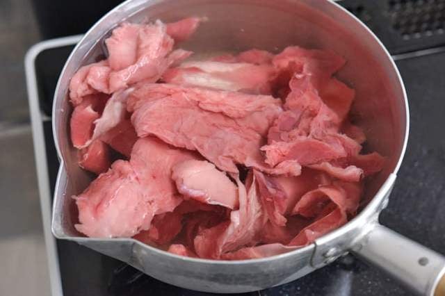 水と牛すじを合わせる