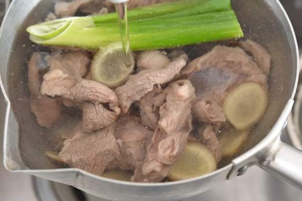 水と生姜ねぎと牛すじを合わせる