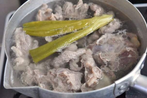 牛すじのゆで始め