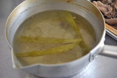 牛すじのゆで汁