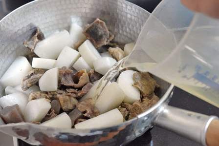 だし汁を注ぎ入れる