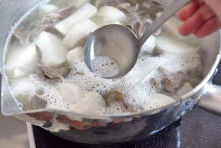 アクをすくい取る