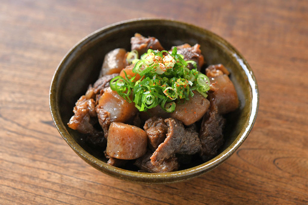 牛すじとこんにゃくの煮物（すじこん）の写真
