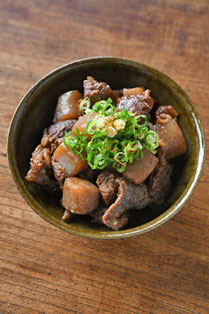 牛すじとこんにゃくの煮物（すじこん）の写真