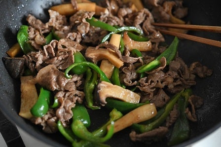 具材を炒め合わせる