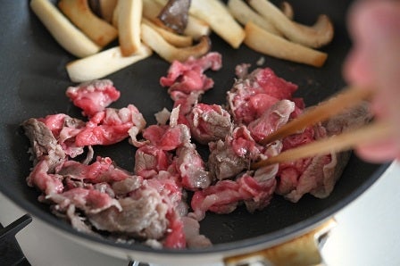 牛肉をほぐし炒める