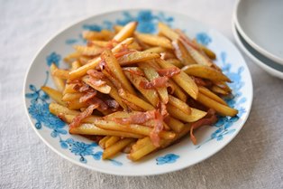 新じゃがとベーコンの醤油こしょう炒め