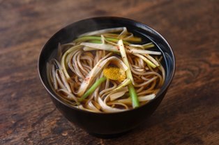 年越しそばの作り方 美味しいつゆのレシピも合わせて 白ごはん Com