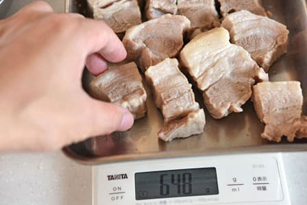 豚肉を計量する