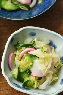 かまぼこキャベツきゅうりの酢の物サラダの写真