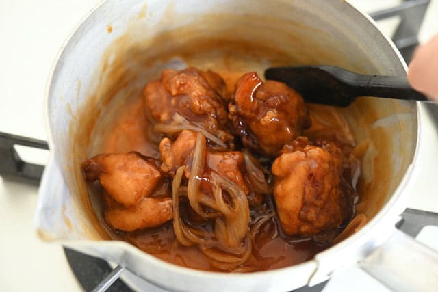 とろみのついたあんに唐揚げを和える