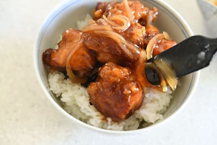 ごはんの上に唐揚げを盛る