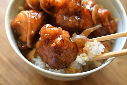 唐揚げ丼を食べるシーン