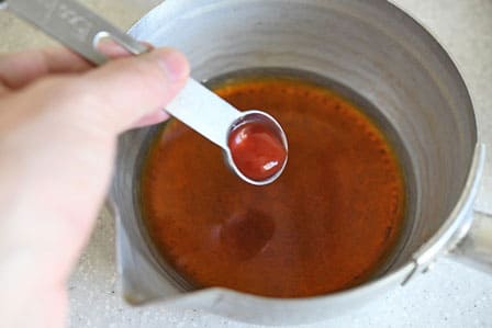 小鍋に調味料を混ぜる
