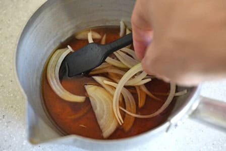 薄切り玉ねぎを追加する