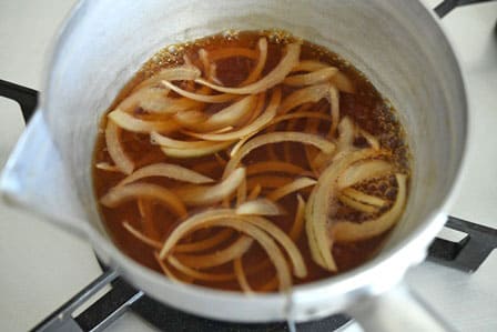 煮汁を沸かして玉ねぎに火を通す