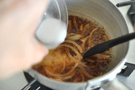 沸いた煮汁に水溶き片栗粉を加える