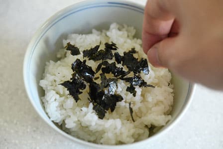 ごはんにちぎり海苔をちらす