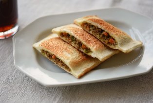 カレー味のホットサンド