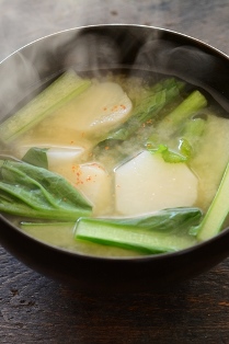 菊芋と小松菜の味噌汁の写真