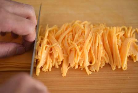 錦糸卵を端から切る