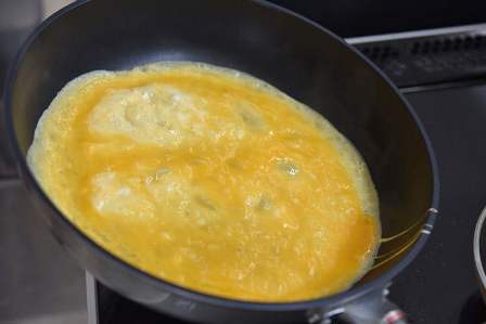 フライパンを傾け続ける