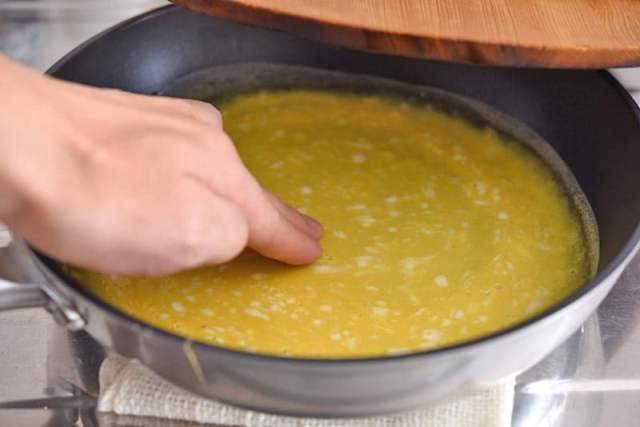 錦糸卵の火通りを確認する