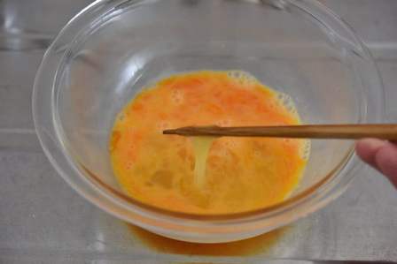 卵白を箸ですくい取る