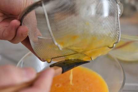 ざるの外側の卵液を落とす