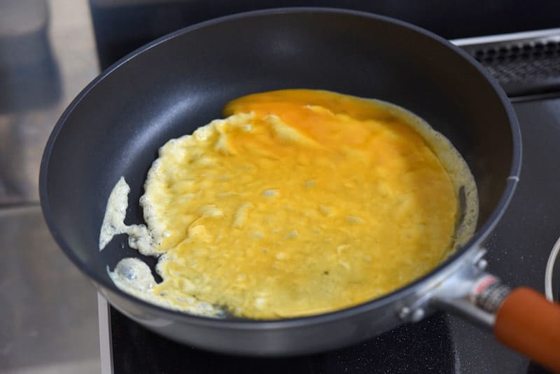 フライパンを傾ける