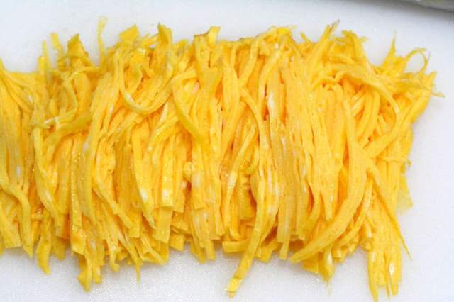 濾さずに焼いた錦糸卵の出来上がり