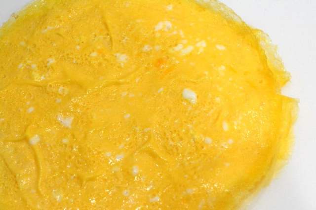 濾さずに焼いた錦糸卵の切る前の状態