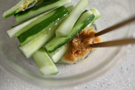 調味料を混ぜる