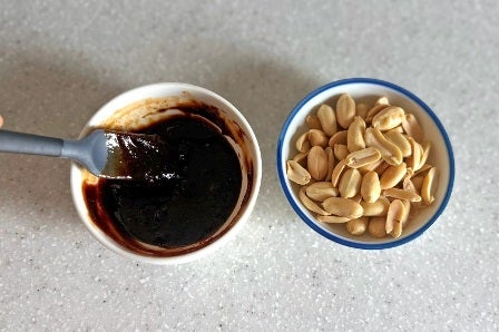 みそだれを混ぜ合わせる
