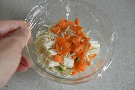 具材をレンジ加熱する
