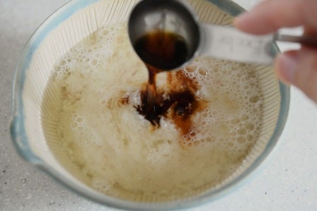 とろろに味付けをする