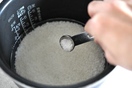 炊飯器に塩を加える