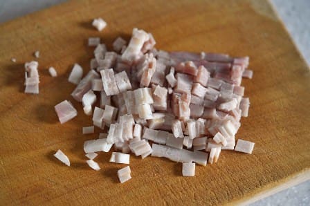 ベーコンを細かく切る